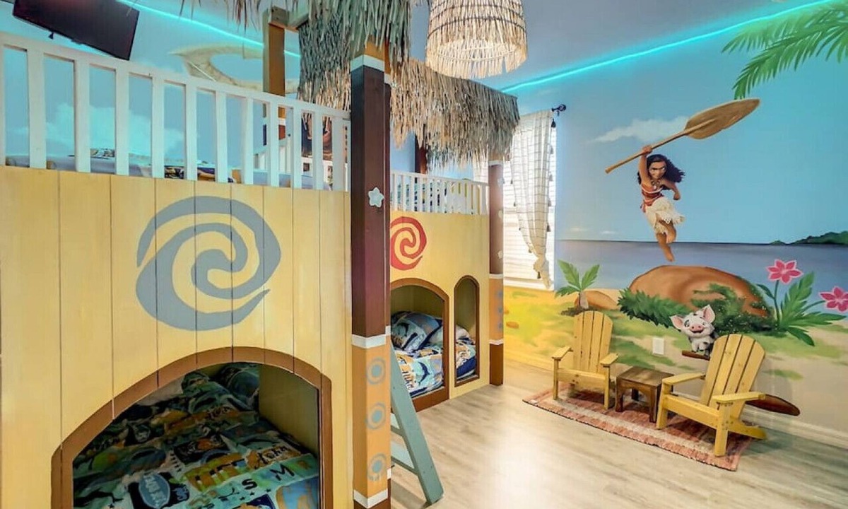 Loughman House | Custom Themed Home sleeps 32 -near parks with private pool, theater, game room!