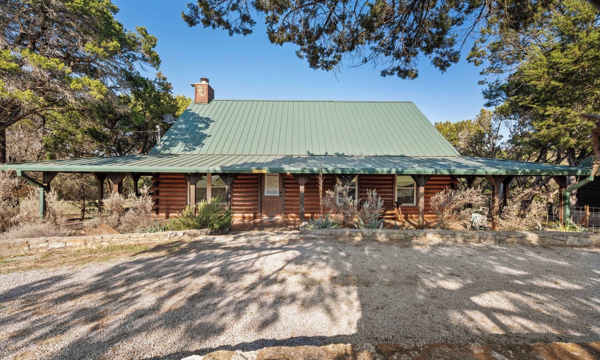 Morgan House | Cute Log Cabin near Lake Whitney in The Canyons