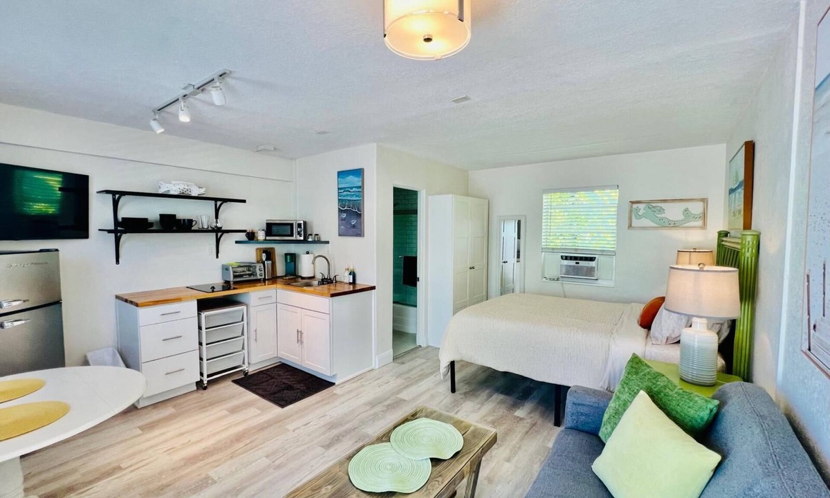 Lake Worth Apartment | Cute & modern studio apartment in prime location in downtown Lake Worth Beach!