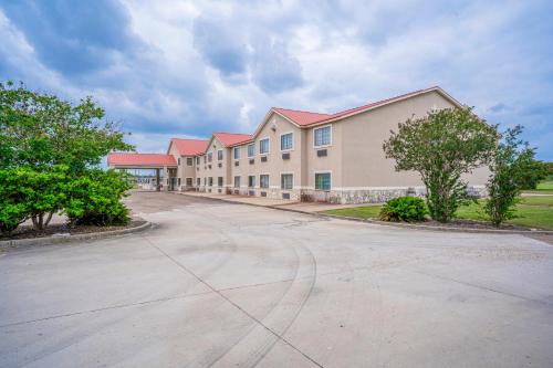 Beeville Hotel | Days Inn & Suites by Wyndham Beeville