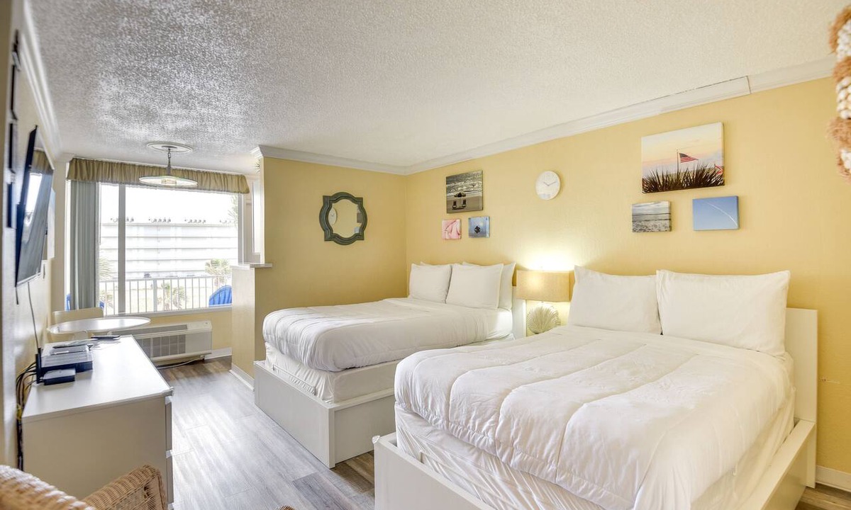 Lenox Park Apartment | Daytona Beach Studio w/Private Lanai 1 Mi to Pier