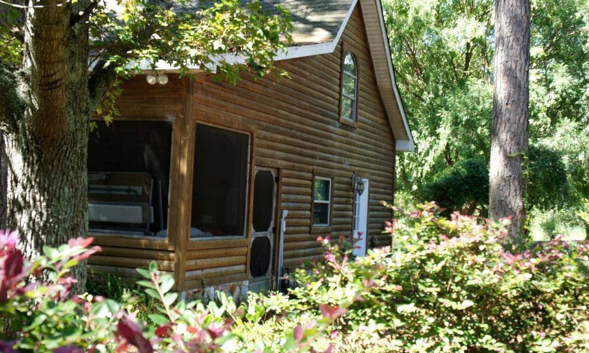 Tifton Cabin | Delightful Vacation Cabin for Unique Getaway near Macon, Georgia