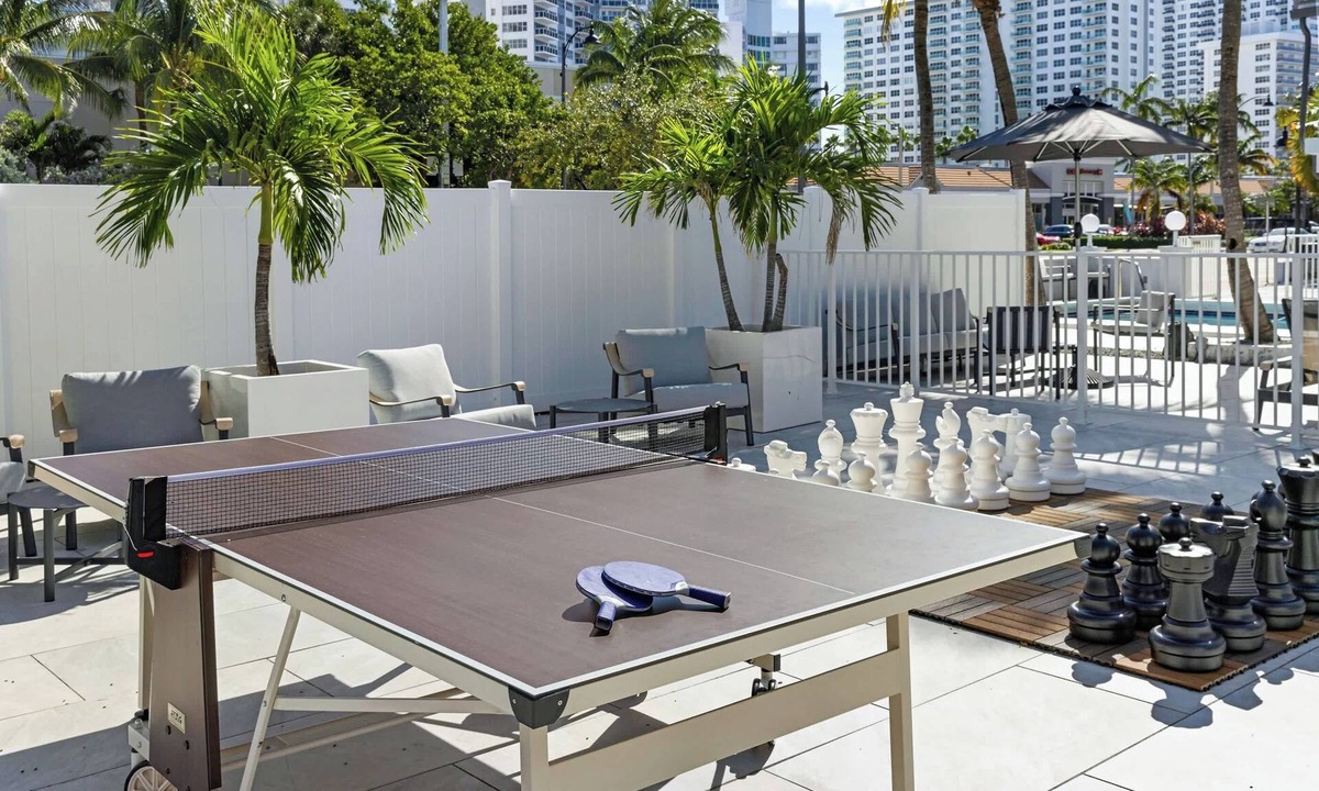 Galt Mile Apartment | Deluxe King Room in Fort Lauderdale