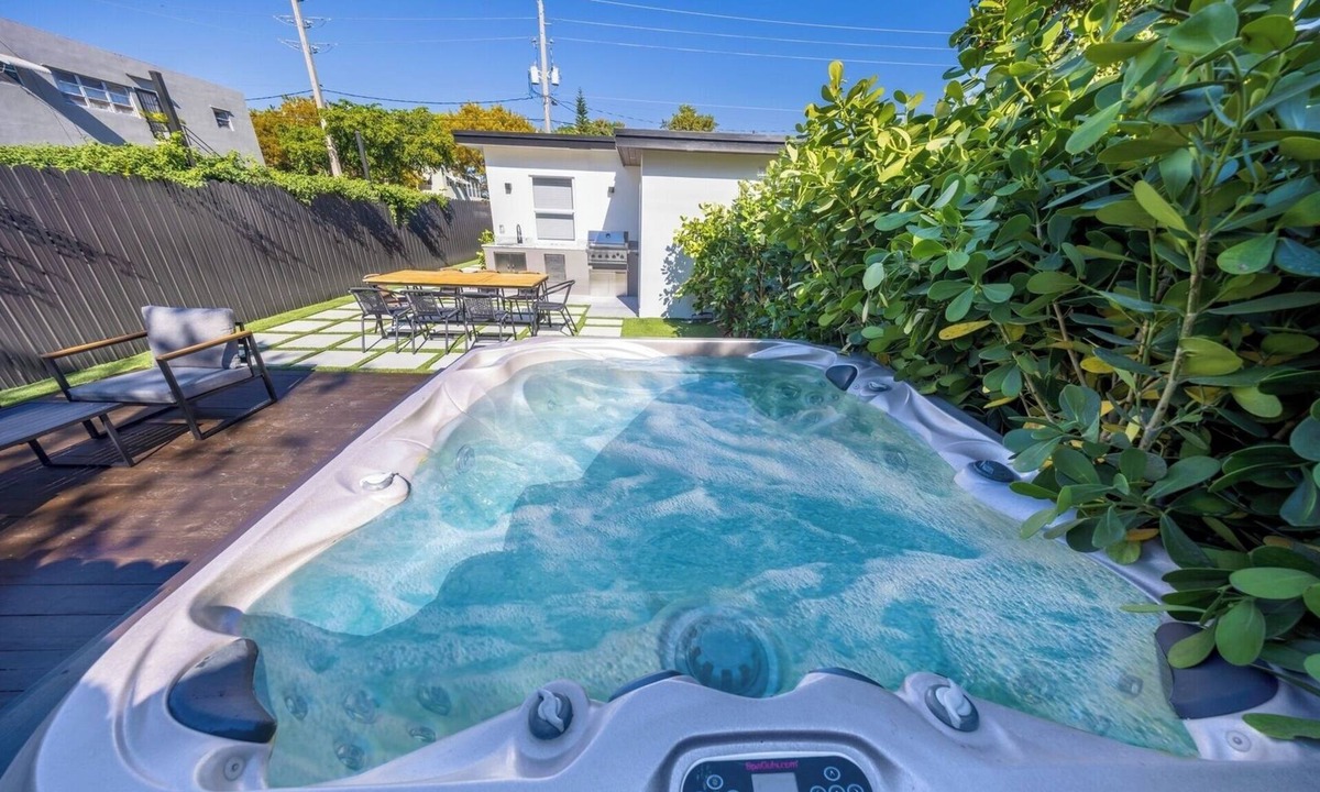 Seybold House | Design District Escape | BBQ and Private HotTub