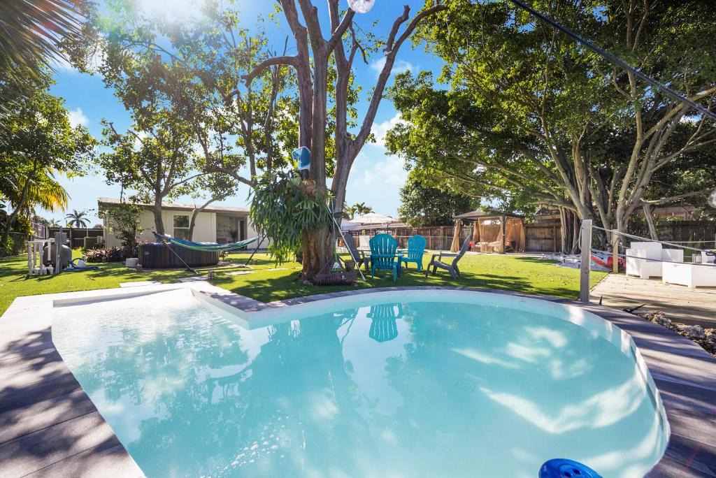 Miami Gardens Villa | Dior Lake Front Villa With Infinity Pool