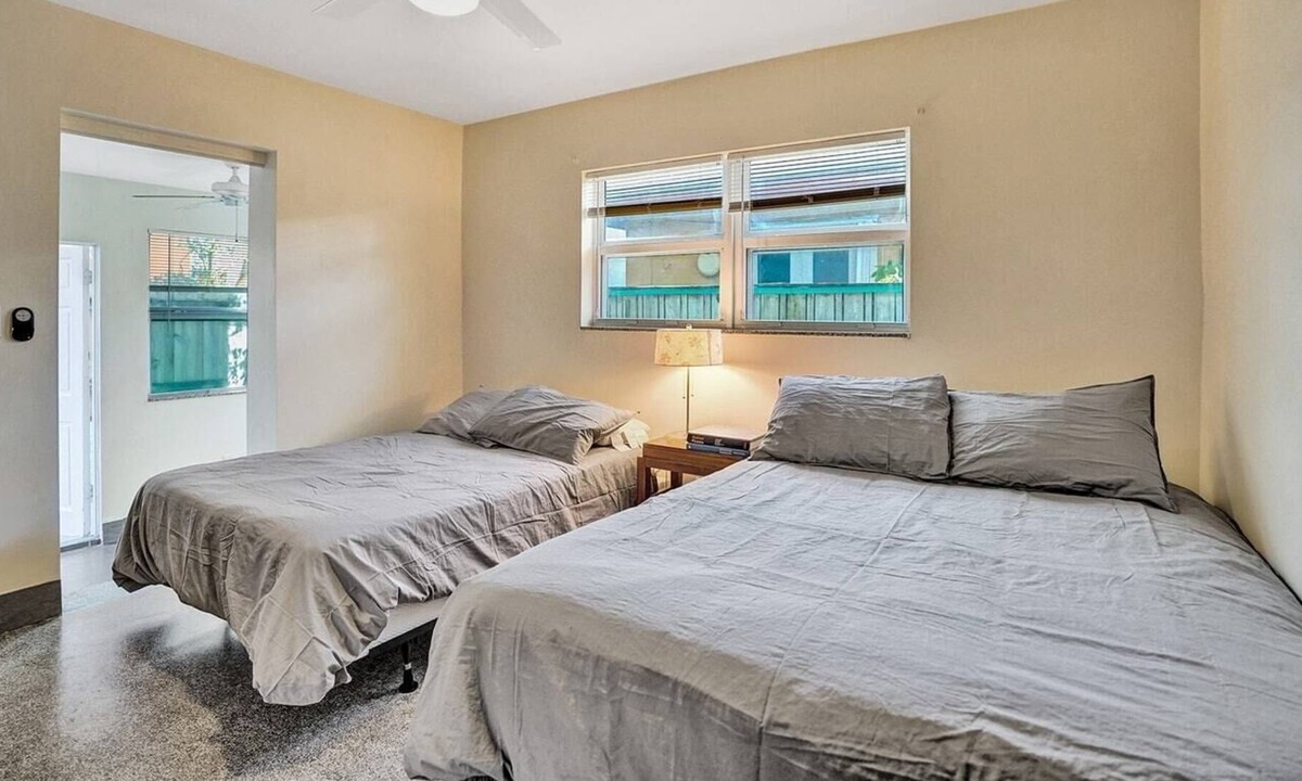 North Beach Apartment | DISCOUNT! Modern Ocean-side studio, 1BR/1bath, Hollywood, Free Parking + BBQ!