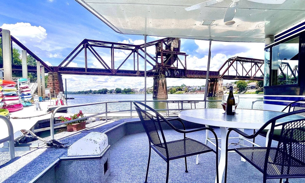 Downtown Boat Rental | Dockside Retreat Aboard Savannah Rae