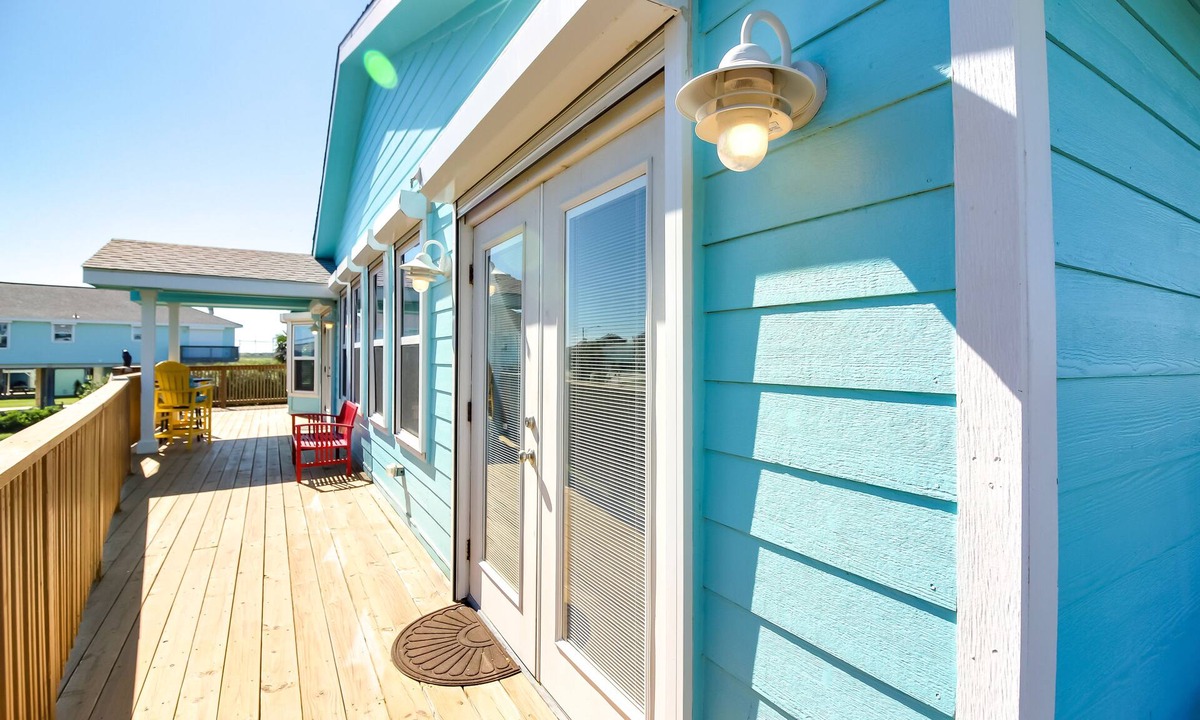 Bermuda Beach Cottage | Dog-friendly cottage with two primary suites, ocean views, beach access, & deck