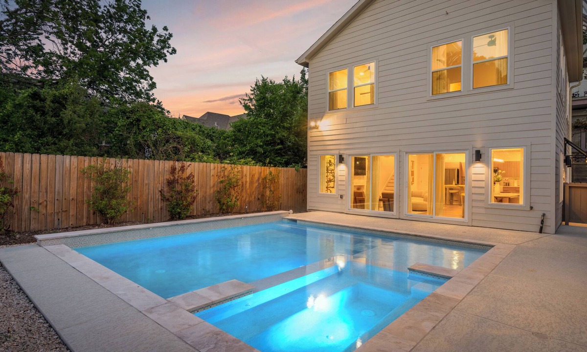 South Central Houston House | Downtown 7 min, Gated Parking, BBQ area