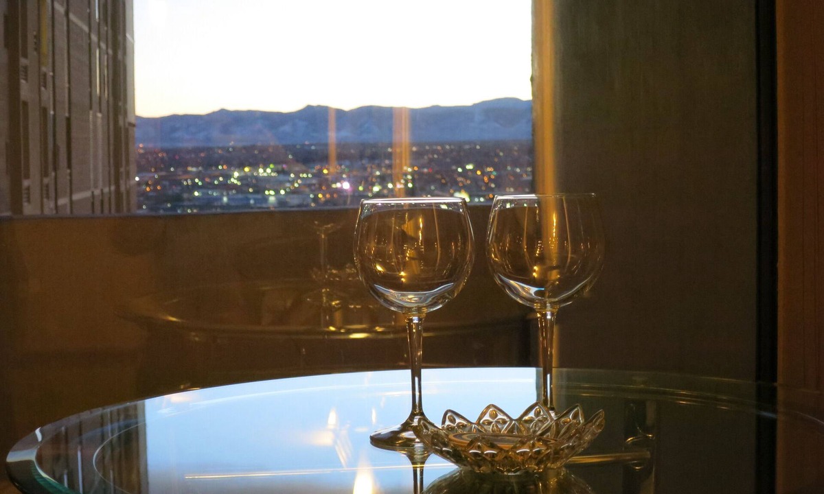 Downtown Denver Apartment | Downtown Denver Luxe Condo – Balcony, Mountain Views & Pool