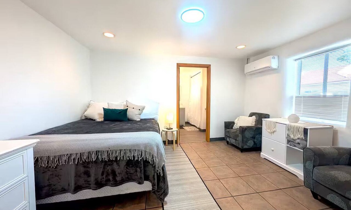 Barelas Apartment | Downtown District - Modern Apt Yard, King Bed, W/D