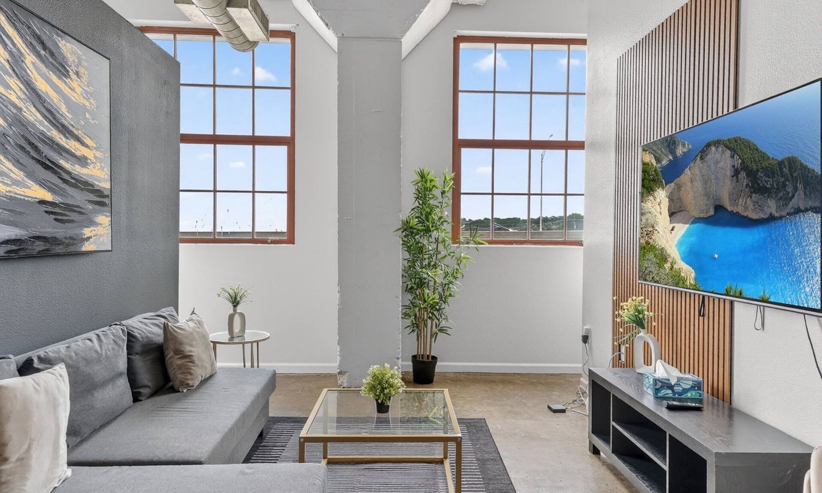 River Market Apartment | Downtown KC 2BR Loft with Parking & Fast WiFi