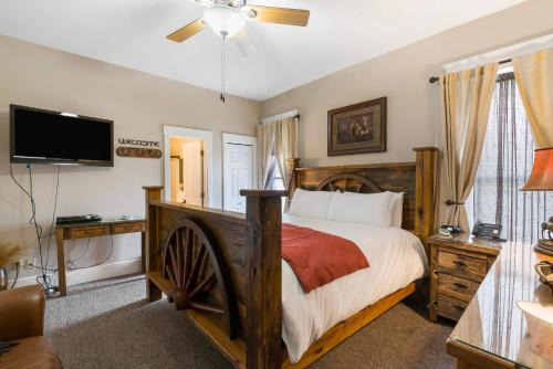 Downtown Branson Hotel | Dreams2Reality | Historic Branson Hotel - Horseshoe Room - Downtown