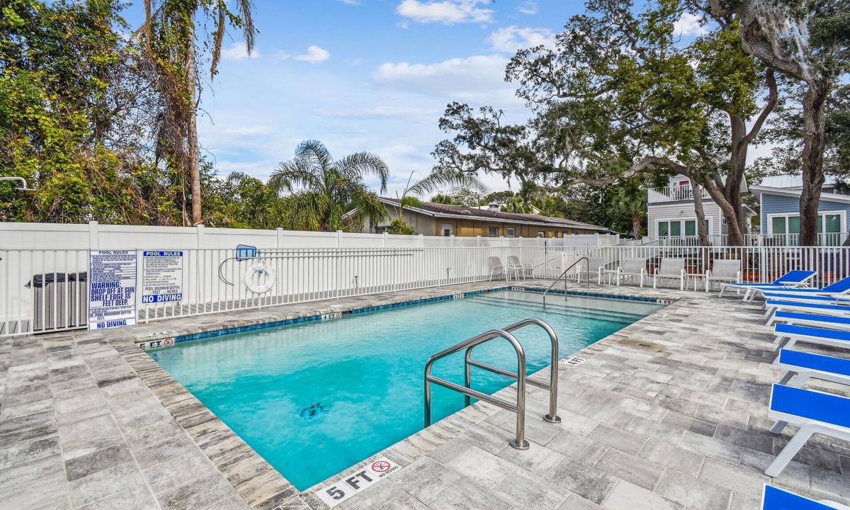 Dunedin House | Dunedin Tiny House Combo/Sleeps 16! Walk or Bike to Downtown Dunedin!
