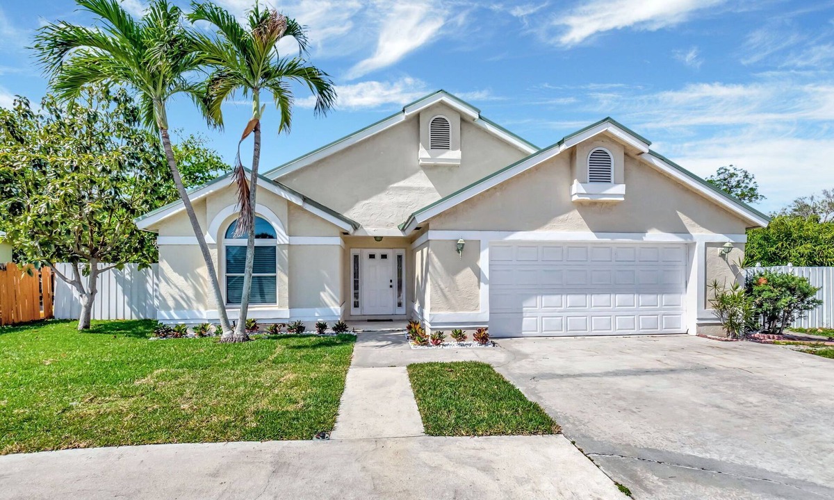Tropic Palms House | East Delray Bch home-Heated/Chilled Pool, Pet Friendly close to beach n shopping
