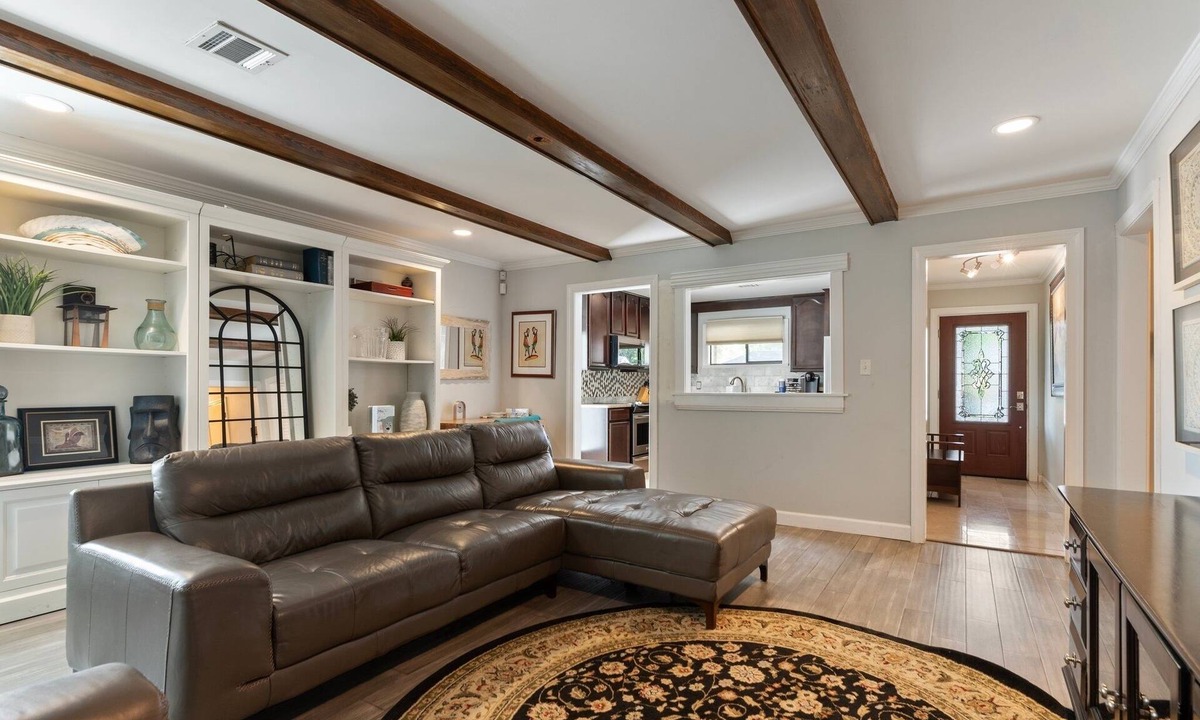 Gunter Afs House | EAST MONTGOMERY GETAWAY KING BEDS COVERED PATIO SMART TVS KITCHEN WELL STOCKED