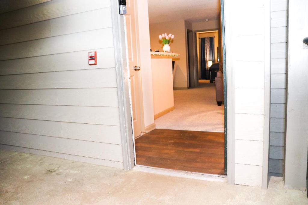 Norcross Apartment | Easy Access 2beds,1bt luxury kingbed with pool sleeps 4