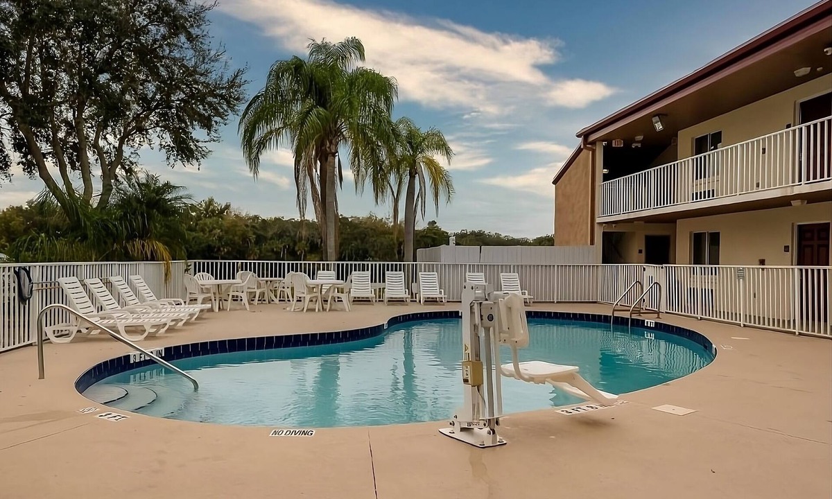 Ellenton Apartment | Easy Poolside Stay | Free Parking | 2-Mins to Ellenton Premium Outlets