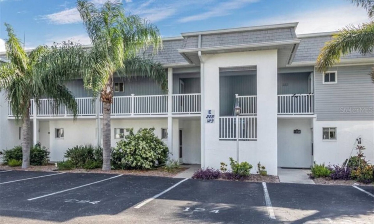Charlotte Harbor Condo | Easy walk to beach, park, shopping and restaurants