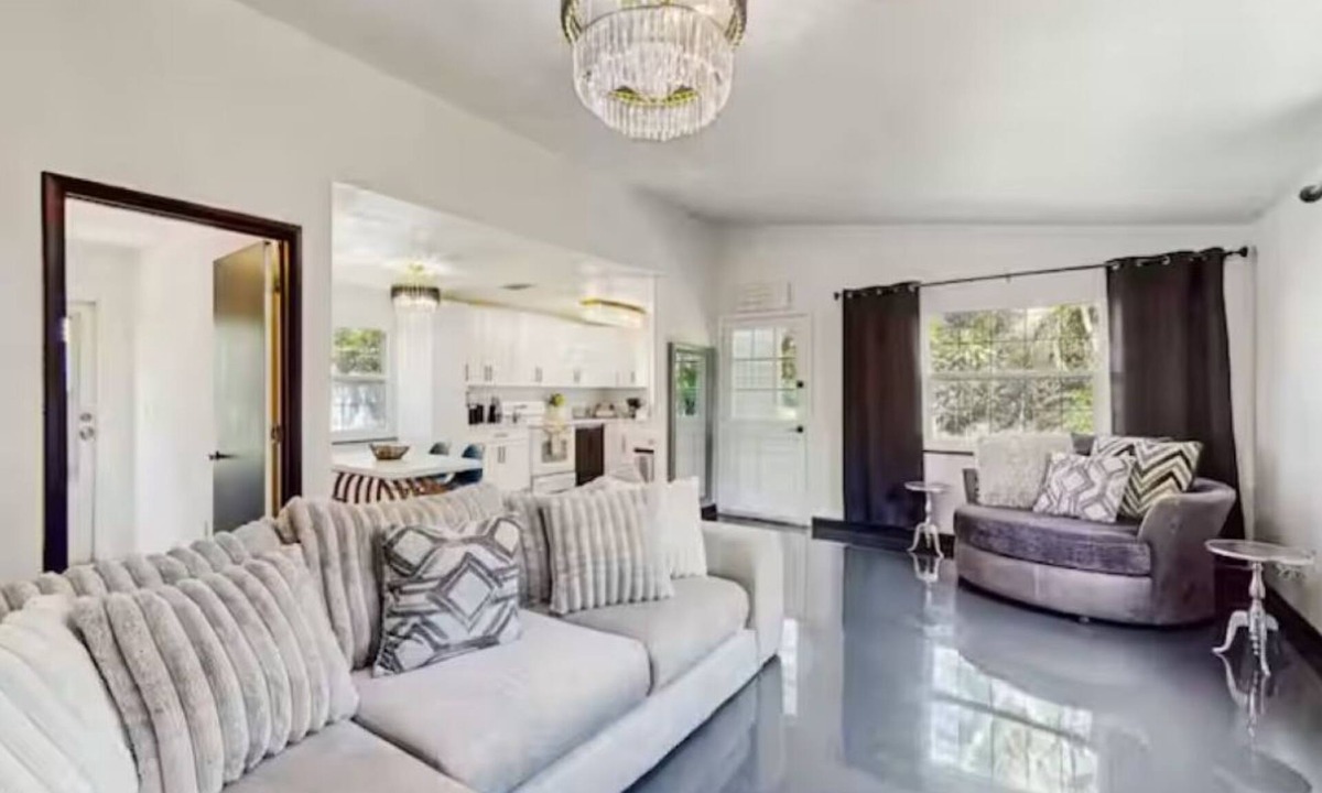 Ridge Wood Heights House | Elegant Sweet Home Sarasota