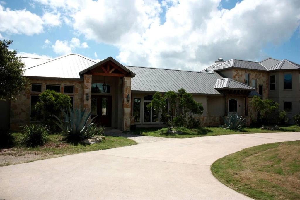 Pipe Creek House | Elegant Texas Hill Country Cottage in Pipe Creek for Family Vacations in Texas