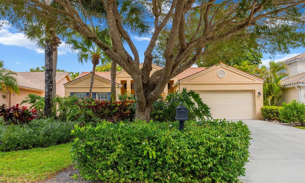 North Naples House | Emerald Lakes Naples FL: Single-Family Home Near Beaches, Dining & Shopping