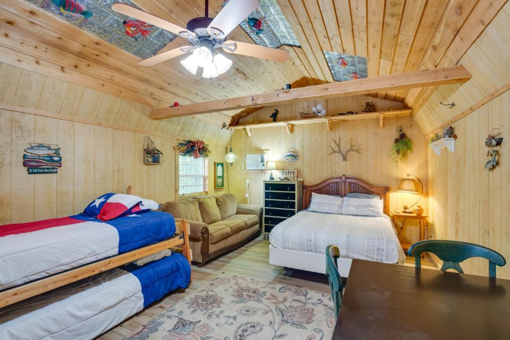 Emory Apartment | Emory Studio Cabin w/Lake Fork Boat Access!