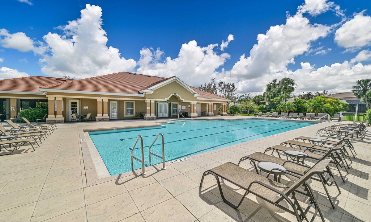 Estero House | End Unit Townhome with Garage ~ Minutes to Shopping & Dining!