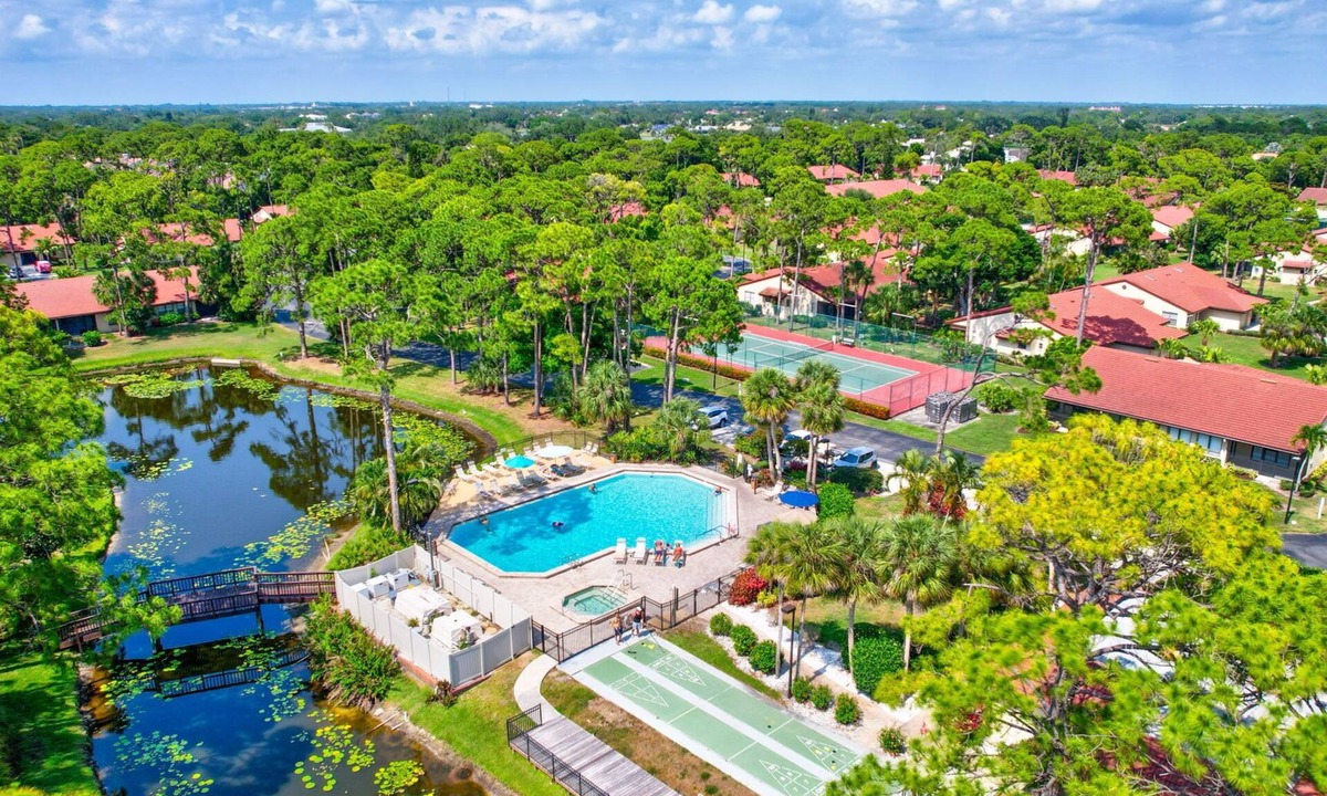 Sarasota Villa | End Villa/Private View/Heated Pool/Pickleball/7883