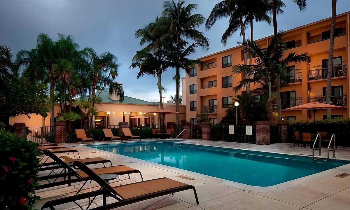 Miami Lakes Hotel | Enjoy a Hassle-Free Stay! with Outdoor Pool, Short Drive to Royal Oaks Park