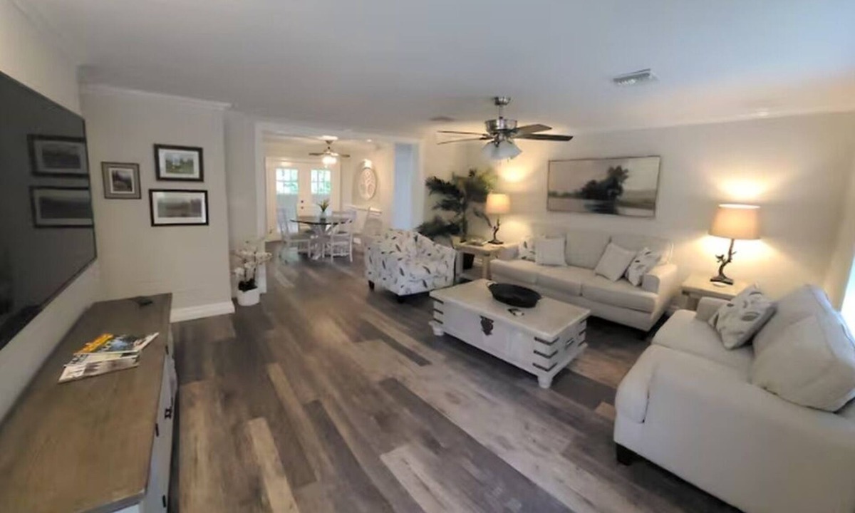 Plantation Estates House | Enjoy an exquisitely decorated lake house with luxury furnshings and bedding