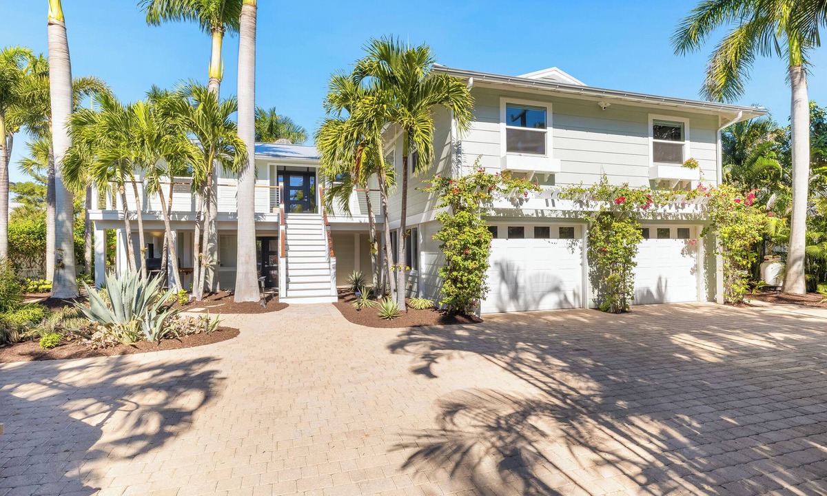 Boca Grande House | Enjoy luxury at Waterfront 165 1st Street in Boca Grande, a 4-bedroom retreat with canal views.
