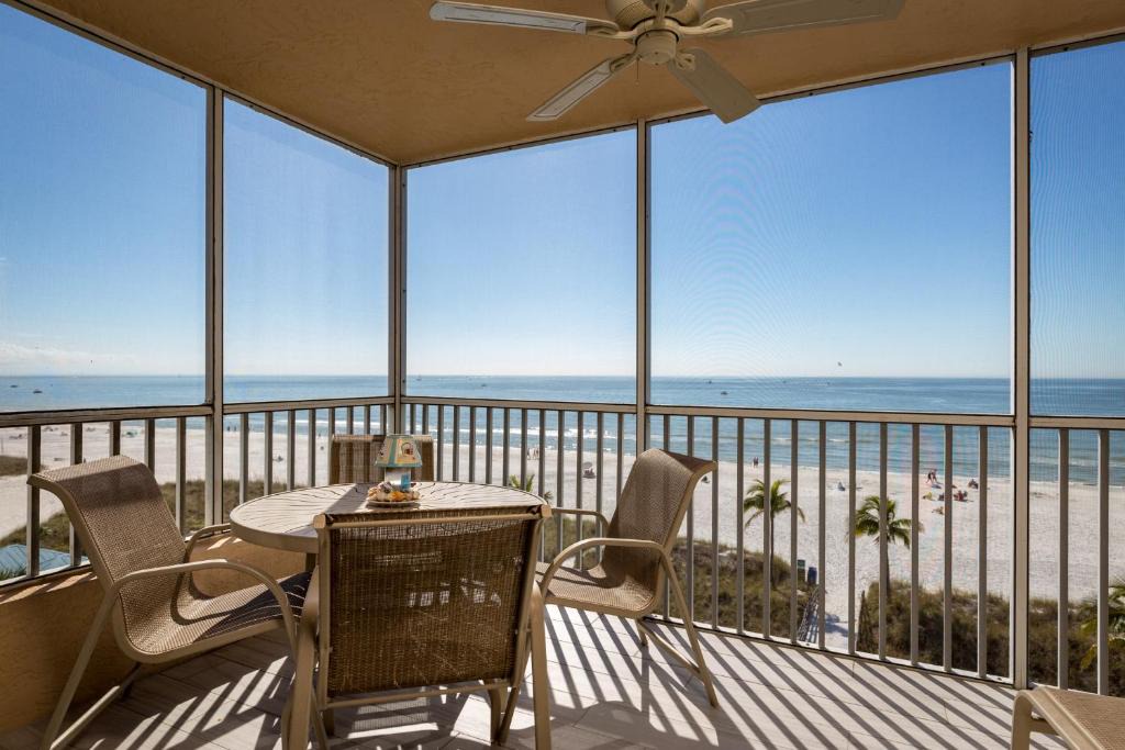 Fort Myers Beach Apartment | Estero Island Beach Villas 401, 2 Bedrooms, Beach Front, WiFi, Sleeps 6