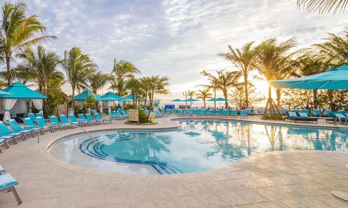 Hollywood Hotel | Everything You Need For The Perfect Vacation! 2 Relaxing Units, Pool, Beachfront