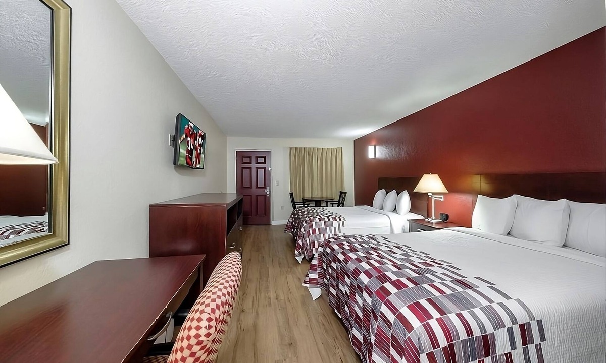 Ellenton Hotel | Experience Soothing Moments & Luxury! Free Parking, Outdoor Pool, Parking!