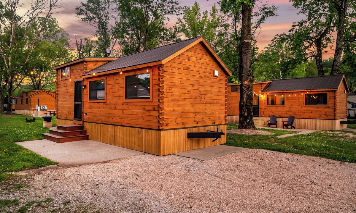 Branson Cabin | Experience the timeless charm of the Pinecrest Cabin, a delightful twist on the classic cabin style. Step inside and be greeted by the warm and rustic log cabin ambiance that will transport you to the heart of Branson, MO.