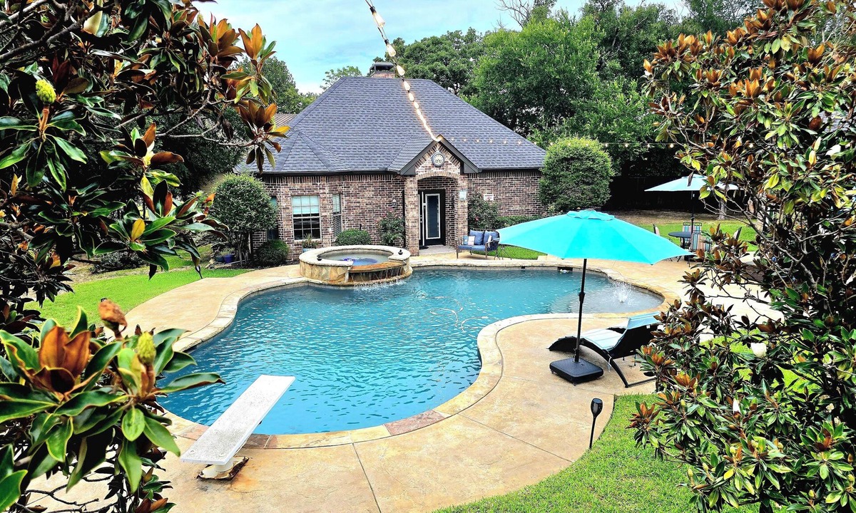 Combine House | Exquisite Country GUEST HOUSE with Pool & Hot Tub. NO PARTIES or events allowed.