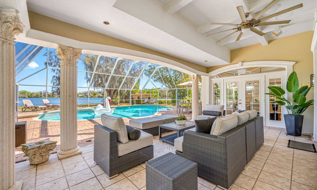 Lake Magdalene House | Exquisite Villa With Pool&games- 18 Guests