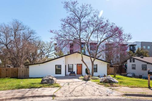Sweetbriar House | Extended Stay SoCo Oasis Outdoor TV, Heavenly Bed, Long Stay Ready
