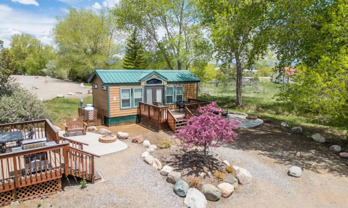Durango - Purgatory Cabin | Family Cabin Lodge - The Family Cabin Lodge sleeps a maximum of 6 and features a full bathroom.