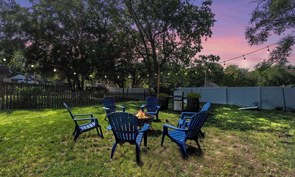 Lee's Summit House | Family Favorite Sleeps 8 Ready Walkable