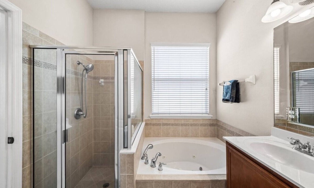 Northside House | ~Family Featherdown Sleeps 12 Home by Airport~