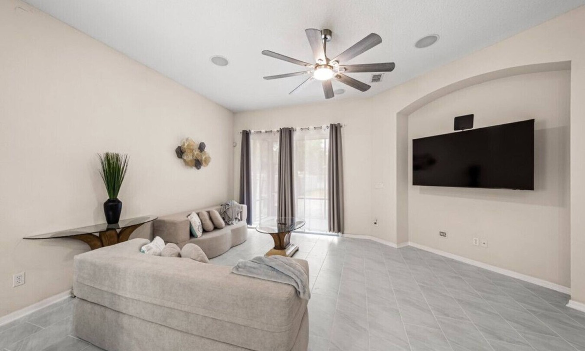 Northside House | ~Family Flock Sleeps 10 Spacious Home by Airport~
