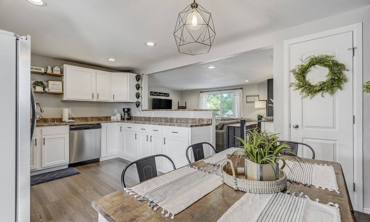 Cimarron Hills House | Family Friendly Getaway | 4BR-Trampoline-King Bed