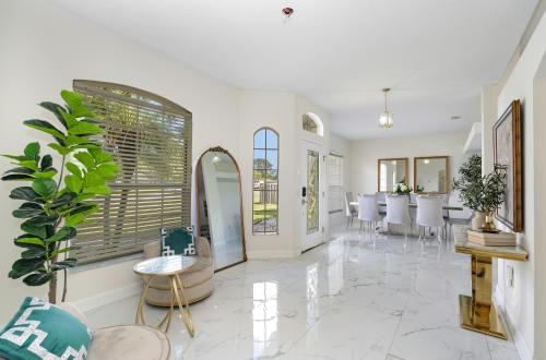 Cocoa Villa | Family Launch View Stay, Modern and Bright