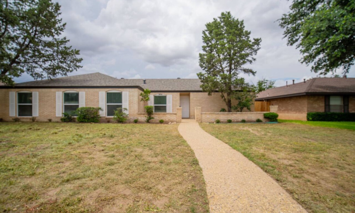 Midland House | Family or work group relaxation at a peaceful place in the heart of Midland