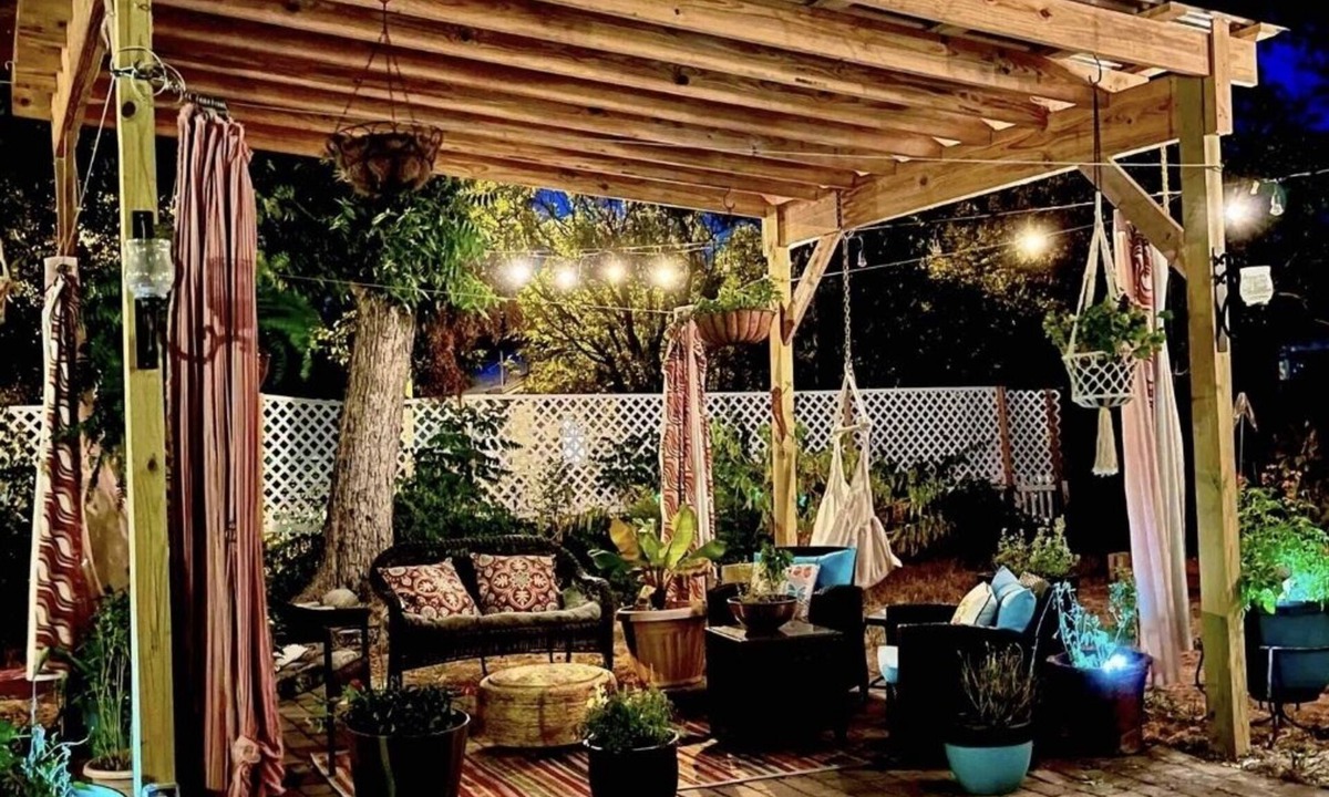 New Braunfels Cottage | Feel local! A Football Field Stroll to Downtown & the River! Pets encouraged!