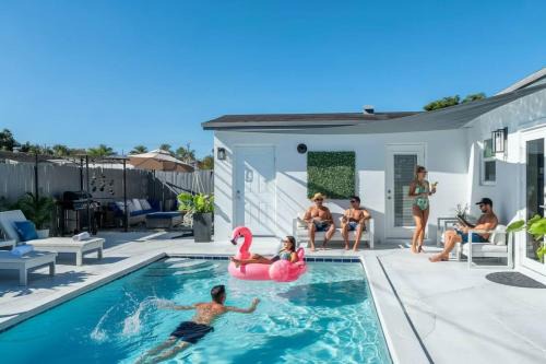 Driftwood House | FIFA 2026 - Near HardRock Stadiums - 3B Pool Home - King Bed - Grill - Ping Pong
