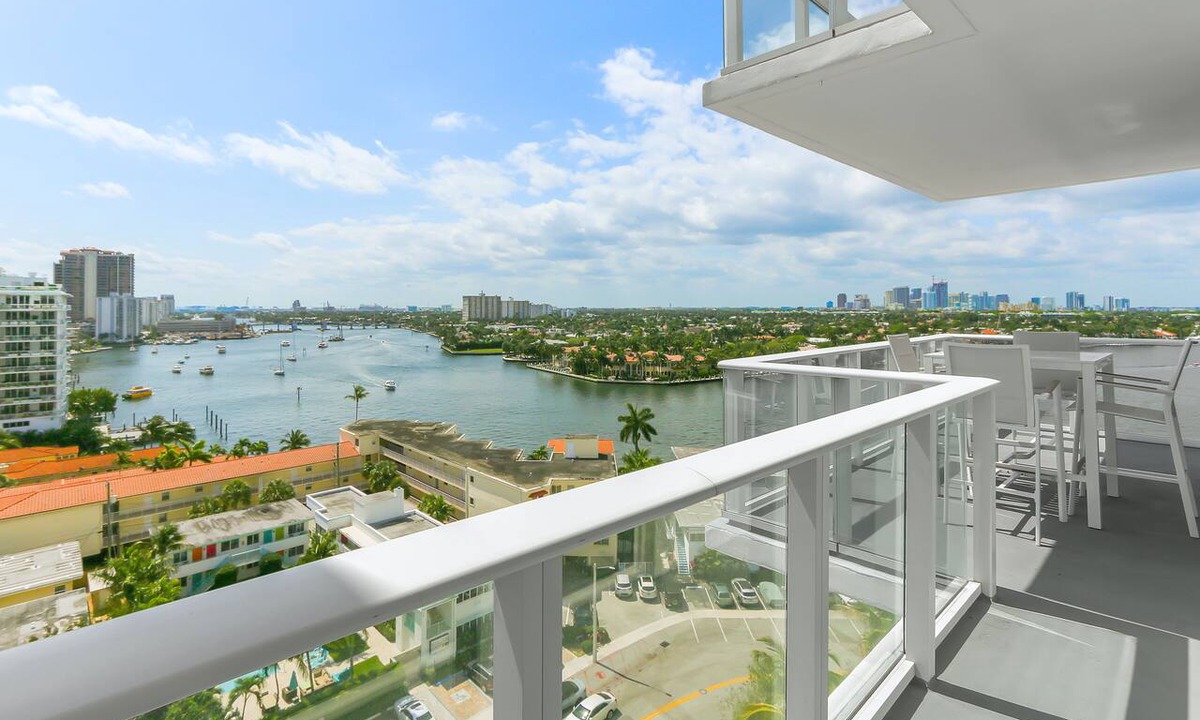 Central Beach Condo | FIFA Perfect | Tiffany Ebony: 11th FL,Ocean-Canal views, Walk to Beach