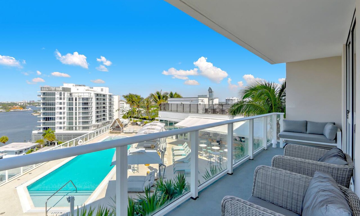 Central Beach Condo | FIFA Perfect | Tiffany Hazel: 10th FL, Rooftop Pool, Gym, & Walk to Beach